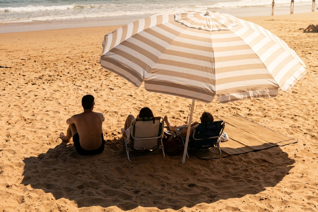 grand parasol ombre trois personnes plage mer sable soleil