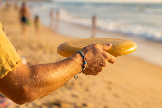 main tenant frisbee plage