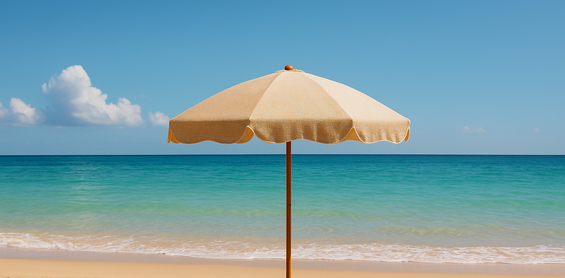 parasol de plage ouvert mer sable ciel bleu