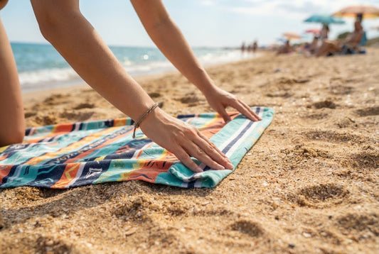 pliage serviette de plage sable mains methodes