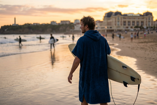 surfeur grande plage biarritz poncho de surf coucher de soleil