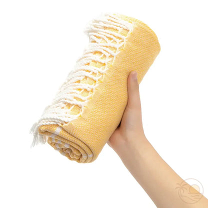 fouta de plage jaune pliee
