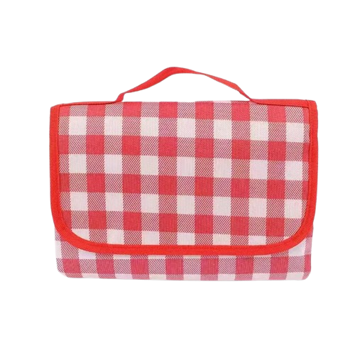 tapis de plage rouge plie
