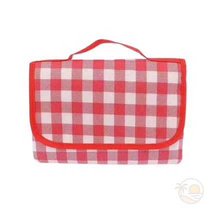 tapis de plage rouge plie